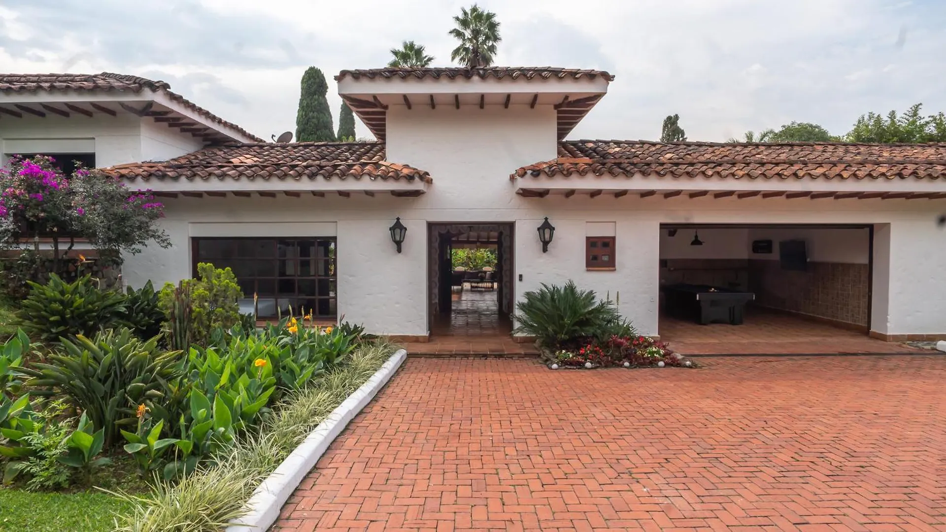 Premium Mansion in El Poblado Nightclub, Maid & Pool Villa Medellin Holiday home