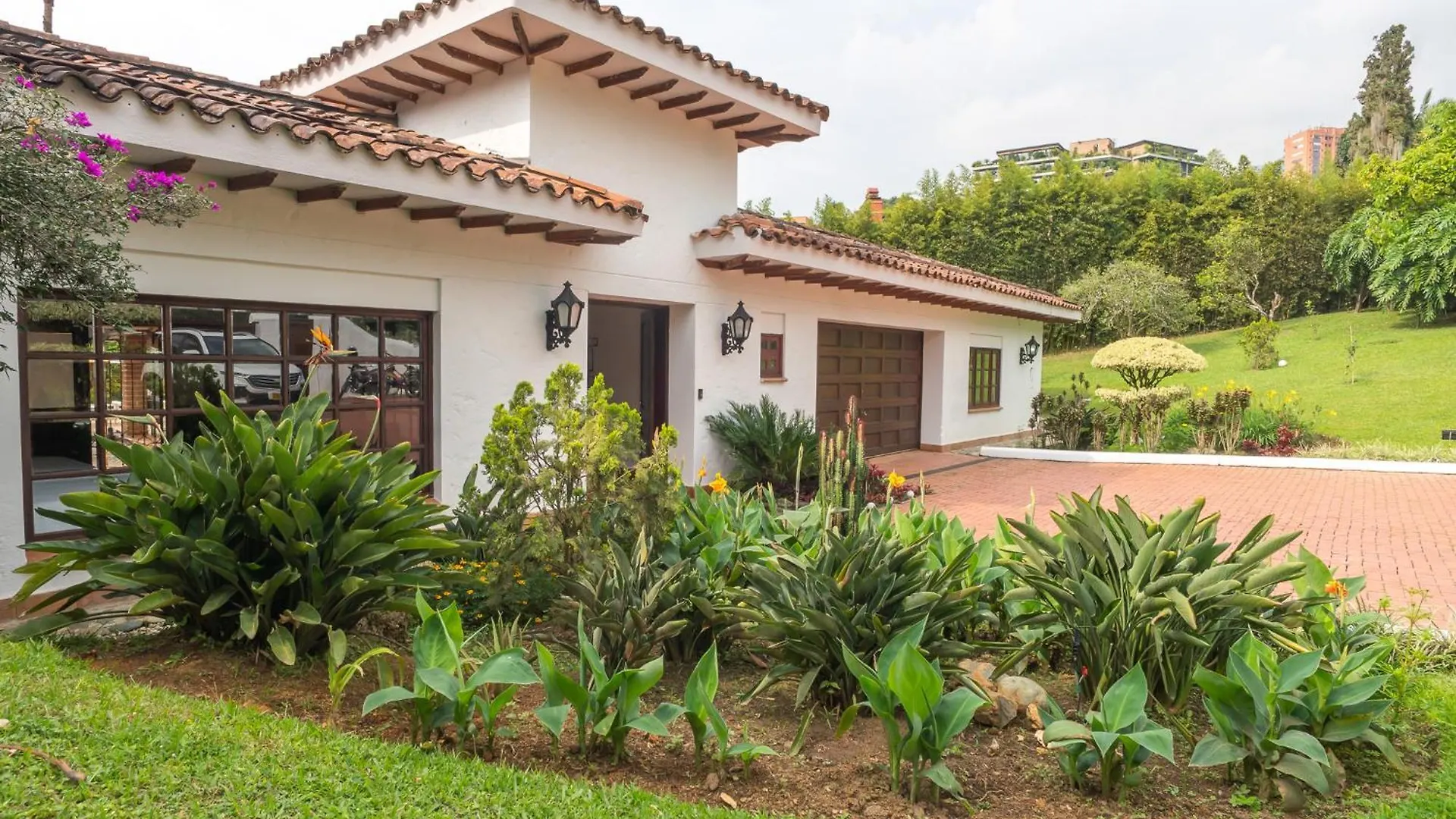 Premium Mansion in El Poblado Nightclub, Maid & Pool Villa Medellin 0*,  Colombia