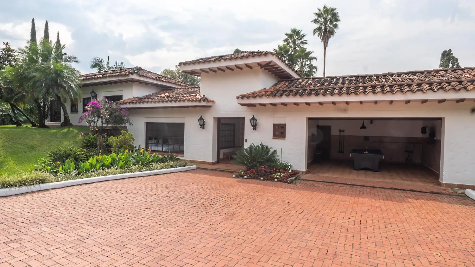 Premium Mansion in El Poblado Nightclub, Maid & Pool Villa Medellin